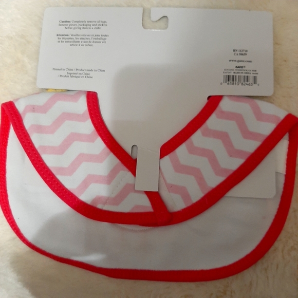 Ella Jackson BiB Pals. Bib and washcloth - Picture 2 of 3